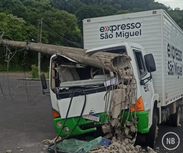 Caminhão colide em poste e duas pessoas ficam feridas em Bento Gonçalves