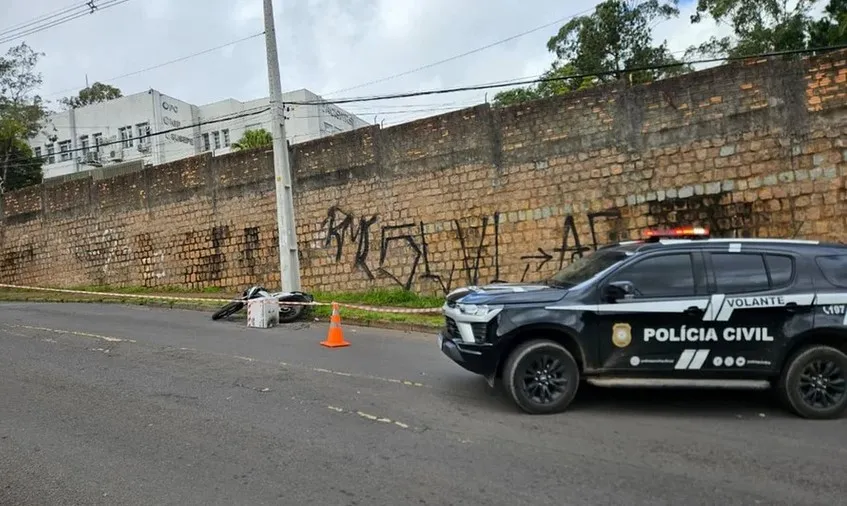 Motociclista morre ao fazer manobra e colidir contra um poste