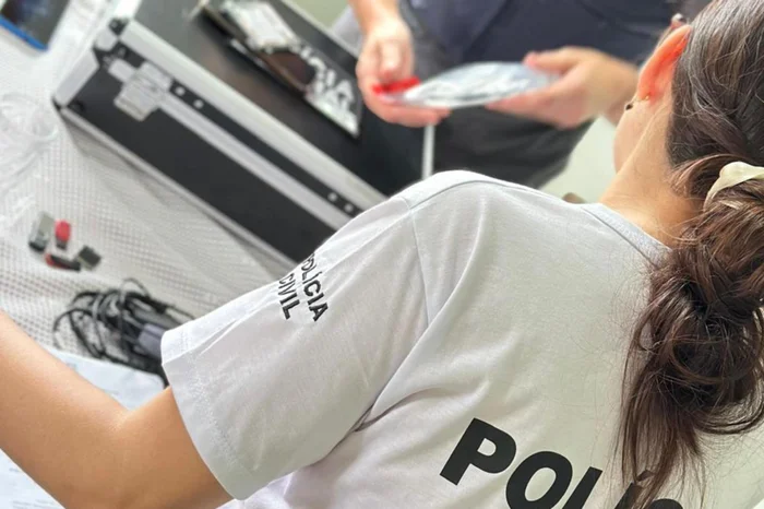 Durante cumprimento de mandado, polícia encontrou pen drives, com armazenamento de pornografia infantil. (Foto: Divulgação / Polícia Civil)