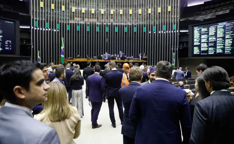 Os parlamentares ainda rejeitaram um destaque do PL, que pretendia alterar o período de transição para a escala 5x2. (Foto: Reprodução)
