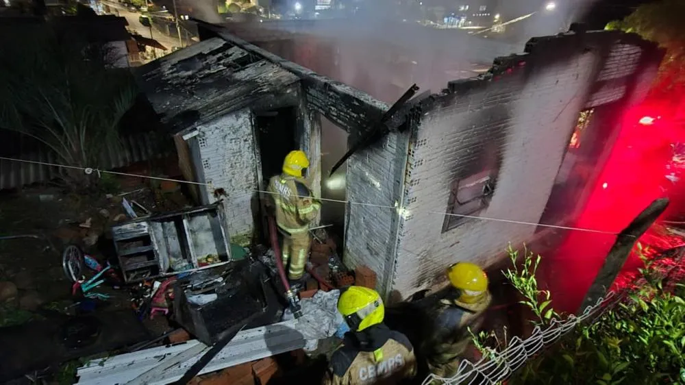 O Corpo de Bombeiros Militar do município, por meio da 3ª Companhia, foi acionado via telefone de emergência 193 por volta das 19h30. (Fotos: Bombeiros/BG)