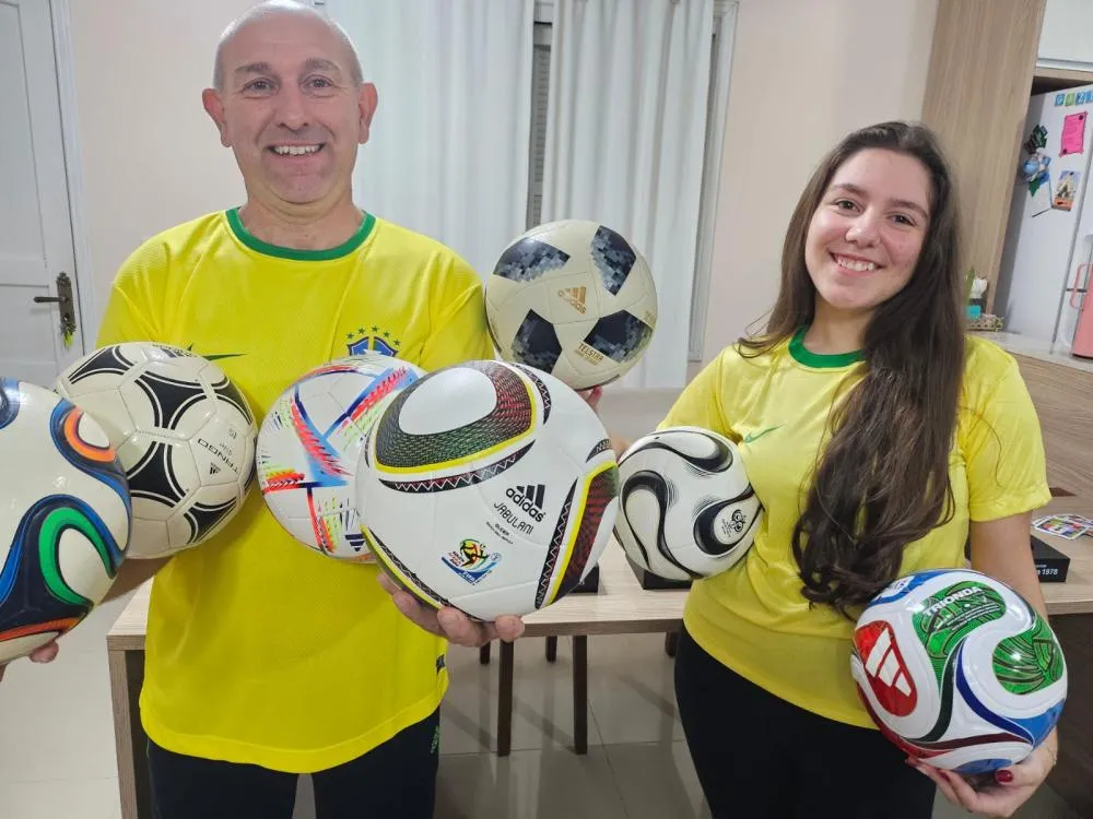 No âmbito doméstico, o hobby serve como um catalisador de momentos juntos, transformando a sala de estar em um museu vivo onde Fernanda, Amanda e Alice participam ativamente da preservação dessas memórias. (Foto: Jonathan Zanotto/Especial NB Notícias))