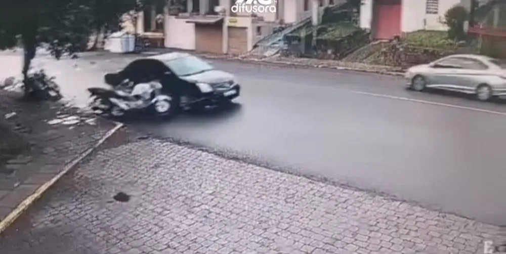 Ao todo, sete veículos de duas rodas — a maioria pertencente a funcionários da empresa que haviam recém-entrado para o turno de trabalho — foram severamente atingidos. (Foto: Reprodução)