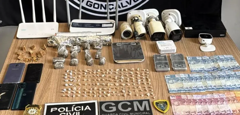 Foram recolhidas diversas pedras de crack prontas para a venda, porções de maconha, notas de dinheiro trocado oriundas da contabilidade do tráfico, aparelhos celulares, balanças de precisão e insumos plásticos utilizados para o fracionamento e acondiciona