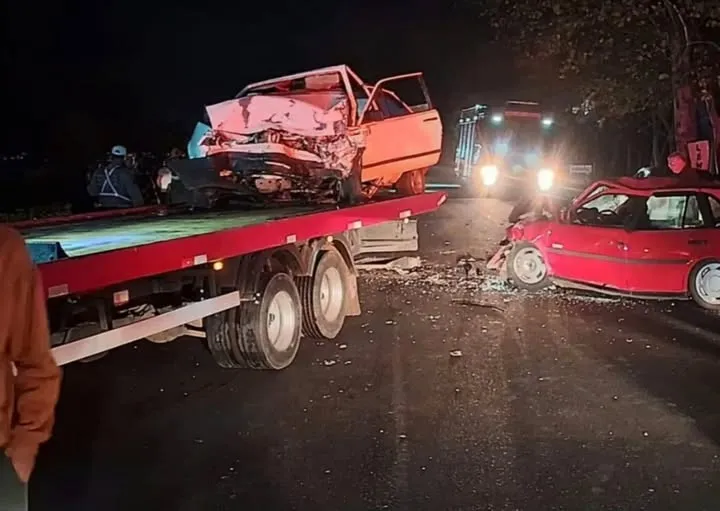Colisão frontal entre dois carros envolve terceiro veículo e deixa cinco feridos na ERS-452