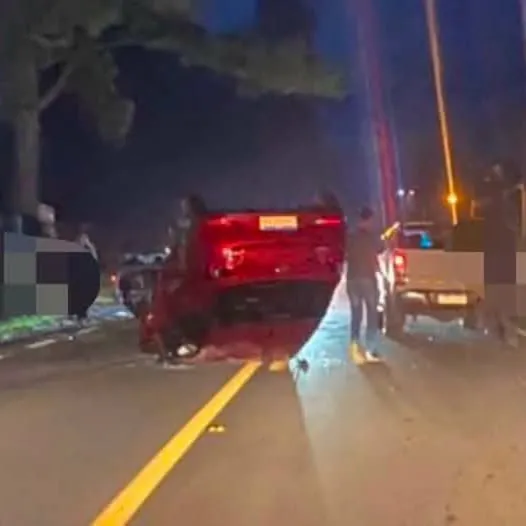 Motorista perde o controle, colide contra árvore e capota HB20 na BR-470