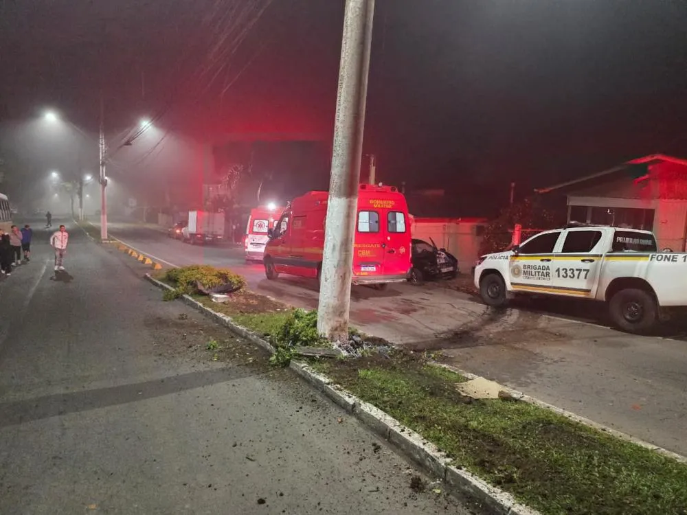 As duas tripulantes foram devidamente imobilizadas, monitoradas e colocadas em macas de transporte. (Foto: Bombeiros/BG)
