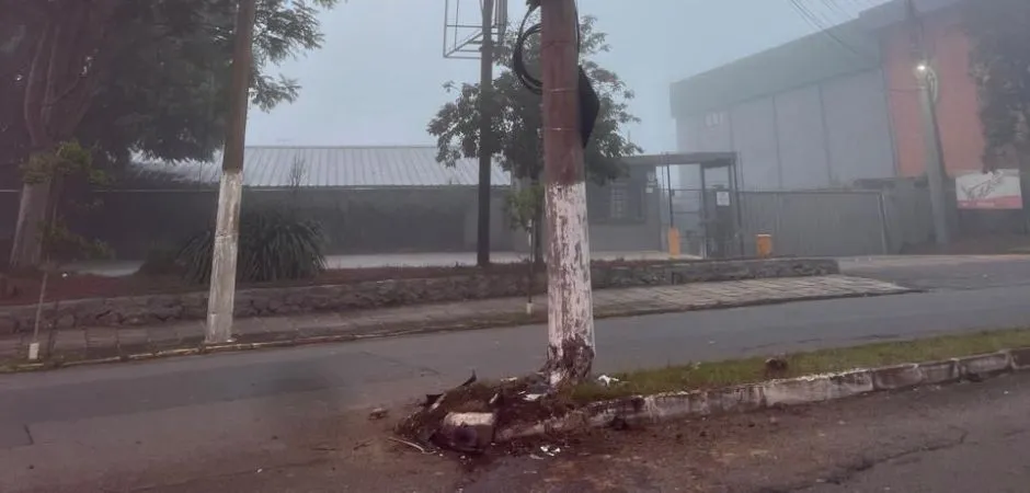 Diferente da primeira colisão da madrugada (ocorrida às 4h42 com um carro de Porto Alegre), o condutor do Ford Ka necessitou de cuidados médicos imediatos e manobras urgentes de estabilização. (Foto: Bombeiros/BG)