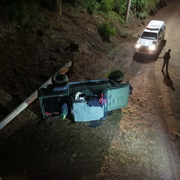 Homem capota veículo em barranco e é preso por embriaguez ao volante