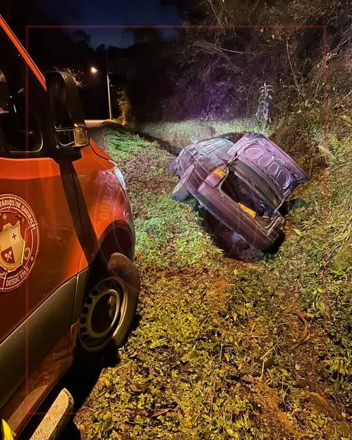 Veículo sai da pista e mobiliza Bombeiros Voluntários e Brigada Militar