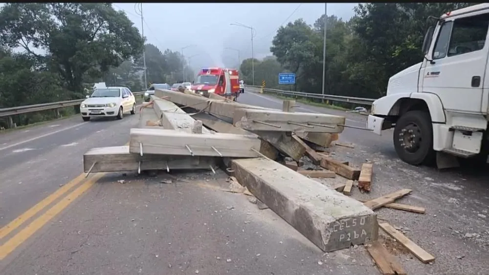 De acordo com as primeiras informações recebidas por volta das 6h55min, um veículo de carga pesada acabou perdendo vigas de concreto sobre a pista. (Foto: Reprodução/Rádio Garibaldi))
