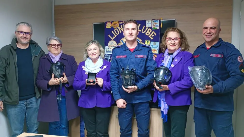 Lions Clube doa equipamentos de proteção ao Corpo de Bombeiros de Bento