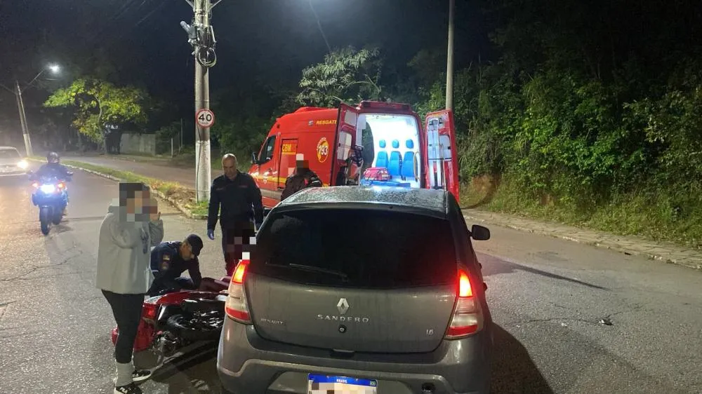 Após receber os primeiros cuidados na estrutura de resgate, a vítima foi imobilizada e conduzida de ambulância até o pronto-socorro do Hospital Tacchini. (Fotos: Bombeiros/BG/3ªCiaBMRS))