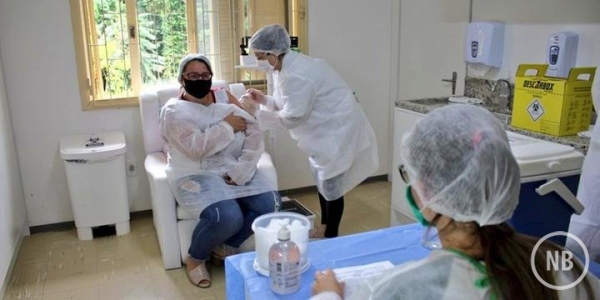 Profissionais de saúde começam a receber a segunda dose da Coronavac