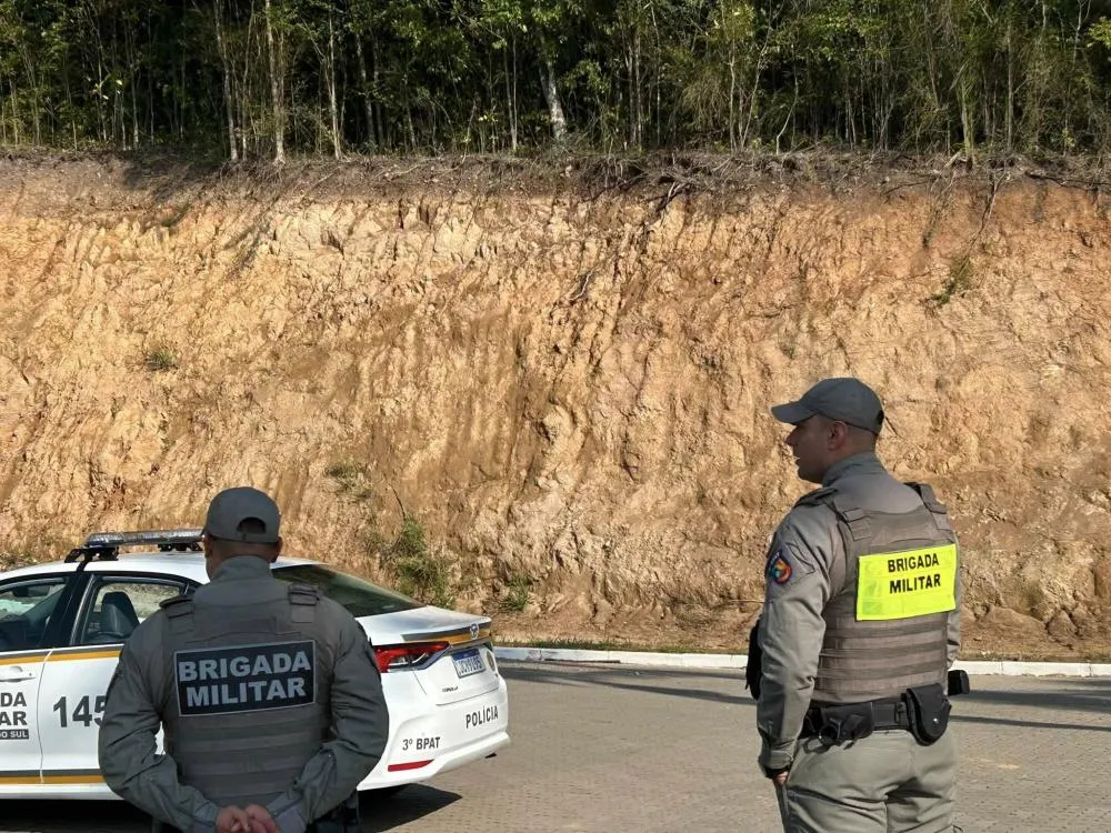 Policiais da BM encontraram o homem ferido em uma área de mata - Foto: Adilson Locatelli/Rádio A Voz FM