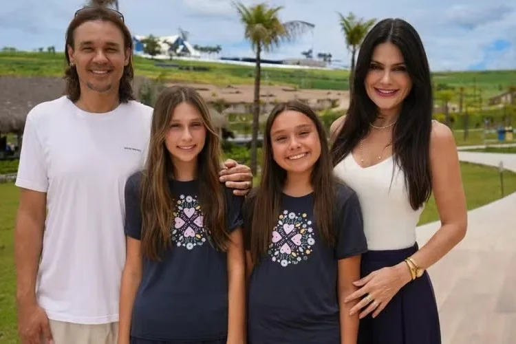 Natália Guimarães, Miss Brasil 2007, ao lado do marido, Leandro Scornavacca, e das filhas Maya e Kiara. (Foto: Miss Universe Brasil / Divulgação)