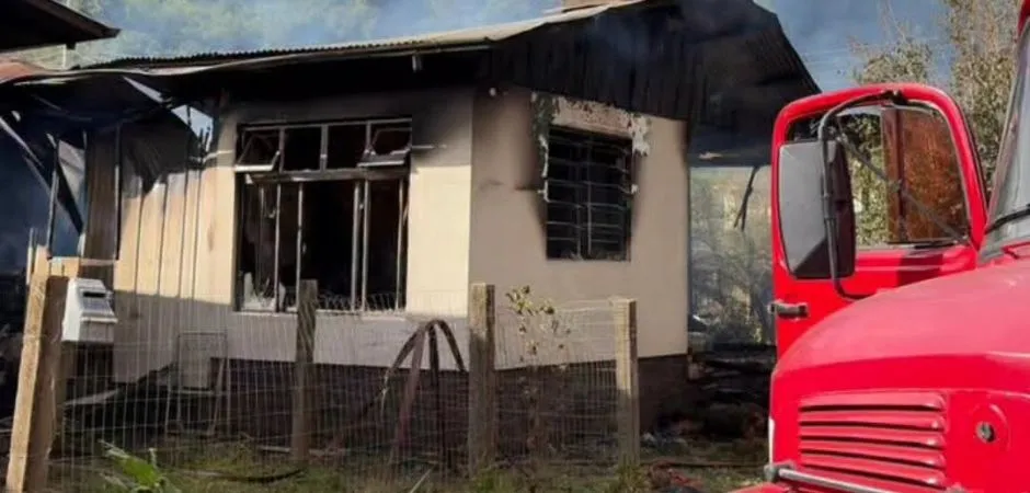 Incêndio destrói casa e danifica imóvel vizinho