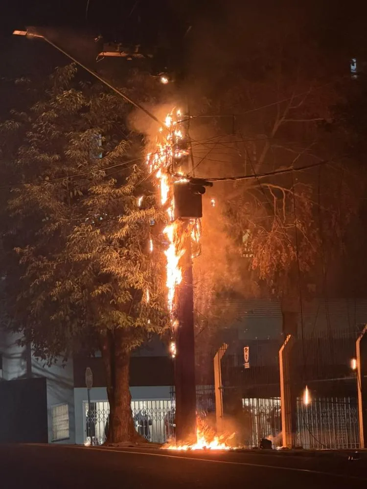 Fogo em poste dentro de escola deixa três bairros sem luz em Bento