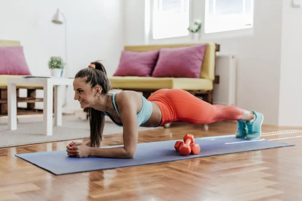 Nos exercícios de isometria, as posturas são mantidas por no mínimo 30 segundos. (Foto: Reprodução)