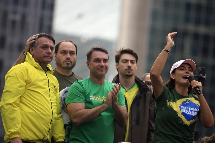 Bolsonaro, filhos e Michelle durante manifestação em 2025. (Foto: Miguel SCHINCARIOL / AFP)