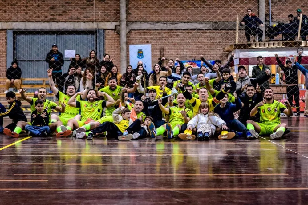 Imigrante vence por 6 a 3 e cola na liderança da Série Bronze