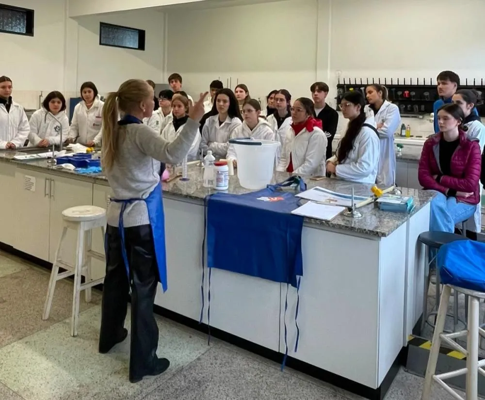Corsan realiza oficina em Bento para ensinar fabricação de sabão