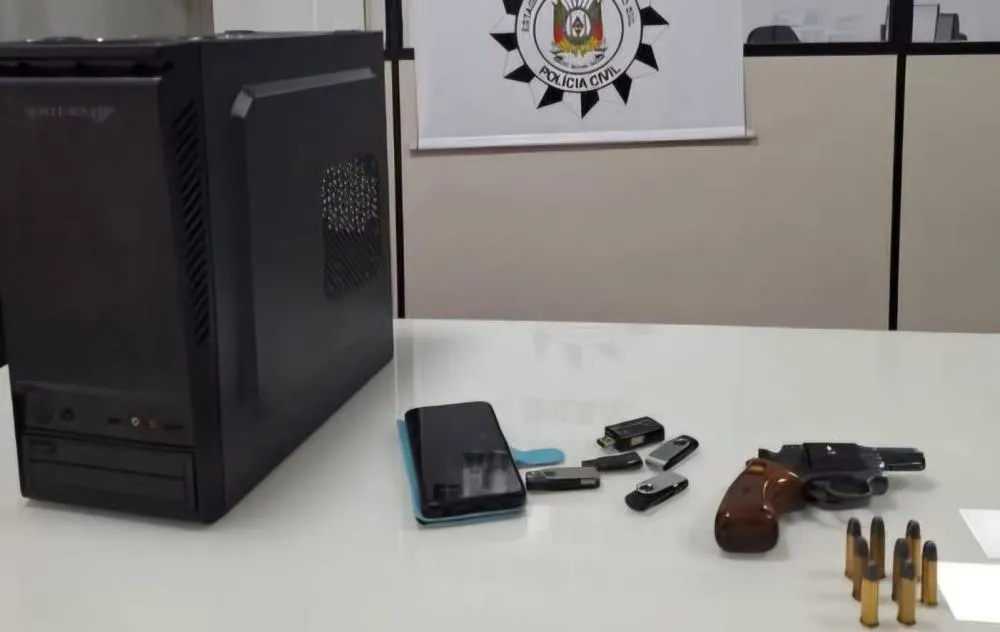 Polícia apreende arma e eletrônicos de detetive que perseguia mulher de forma ilegal