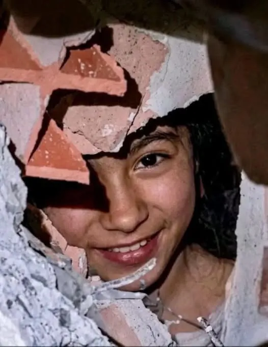 Menina de 12 anos é resgatada com vida após passar mais de 30 horas sob escombros