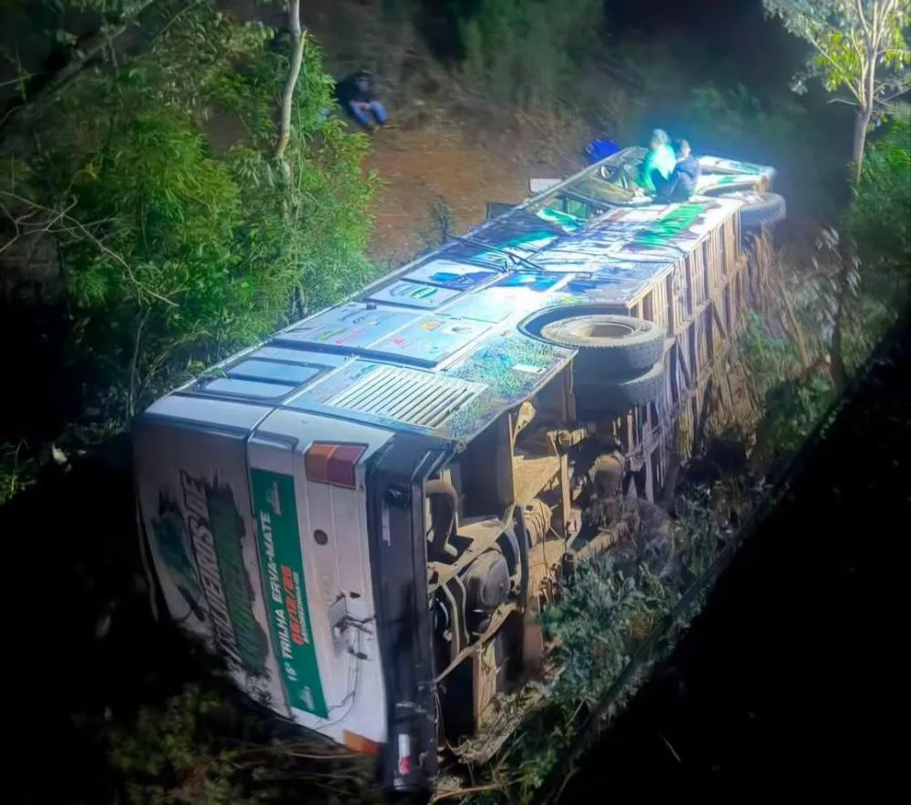 Ônibus com grupo de trilheiros tomba em ponte sobre o Rio Carreiro