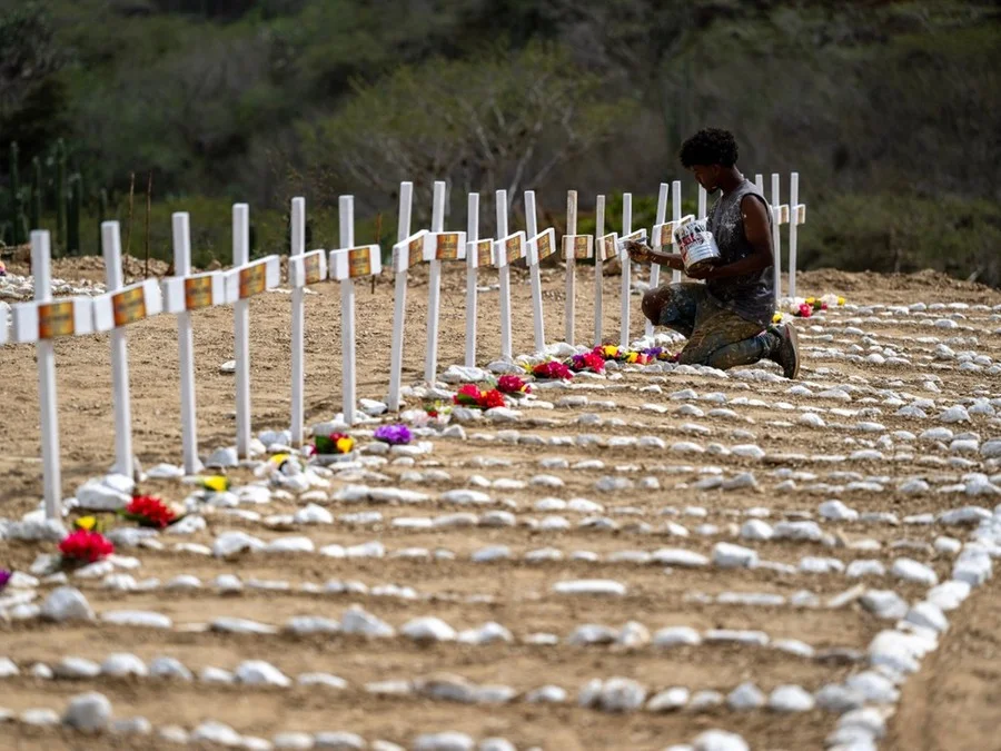 Sepultamentos evidenciam a grave crise pós-desastre e a complexa busca por desaparecidos. (Foto: Miguel Medina/AFP)
