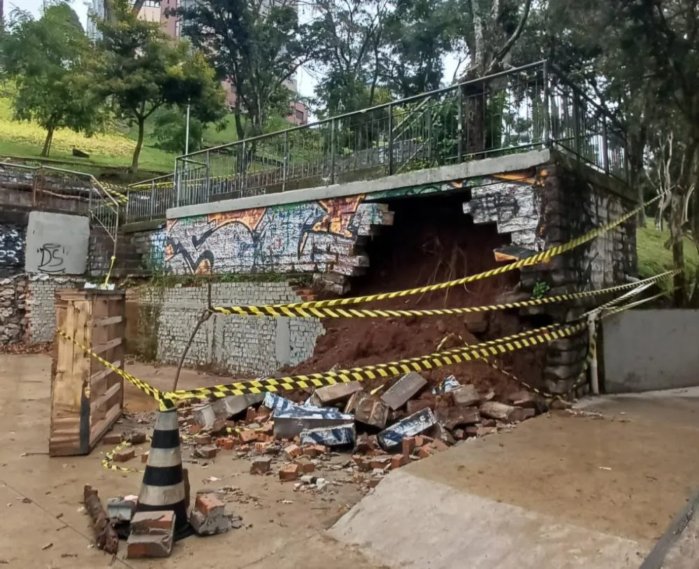 O ponto crítico da denúncia visualizada nas redes sociais mostra que uma das muretas de contenção da pista simplesmente desmoronou. (Foto: Leandro Baccin Pimentel/Especial NB Notícias)