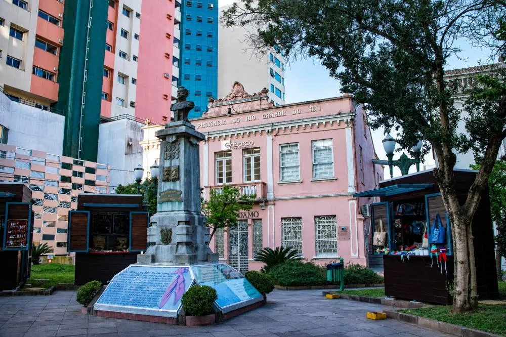 Busto do herói farroupilha está em uma das praças da Capital do Vinho - Fotos: Reprodução