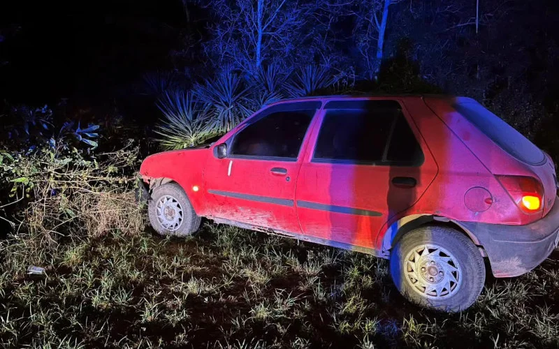 Veículo Ford Fiesta foi abandona cerca de um quilômetro de distância do acidente - Foto: Reprodução