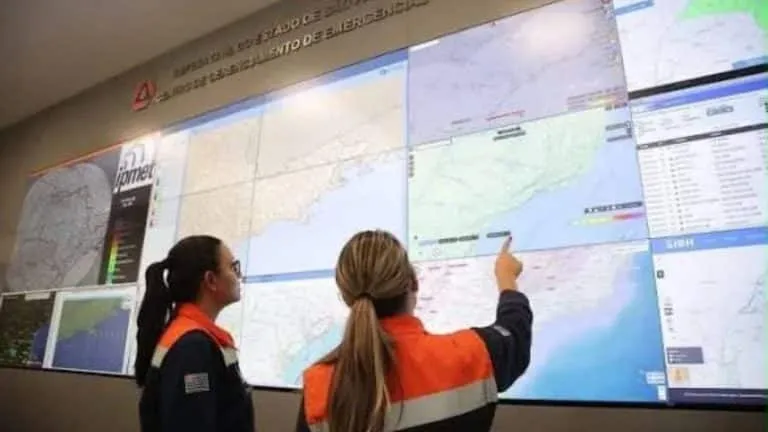 Defesa Civil recua alerta de vermelho para laranja, mas mantém aviso de temporais no RS