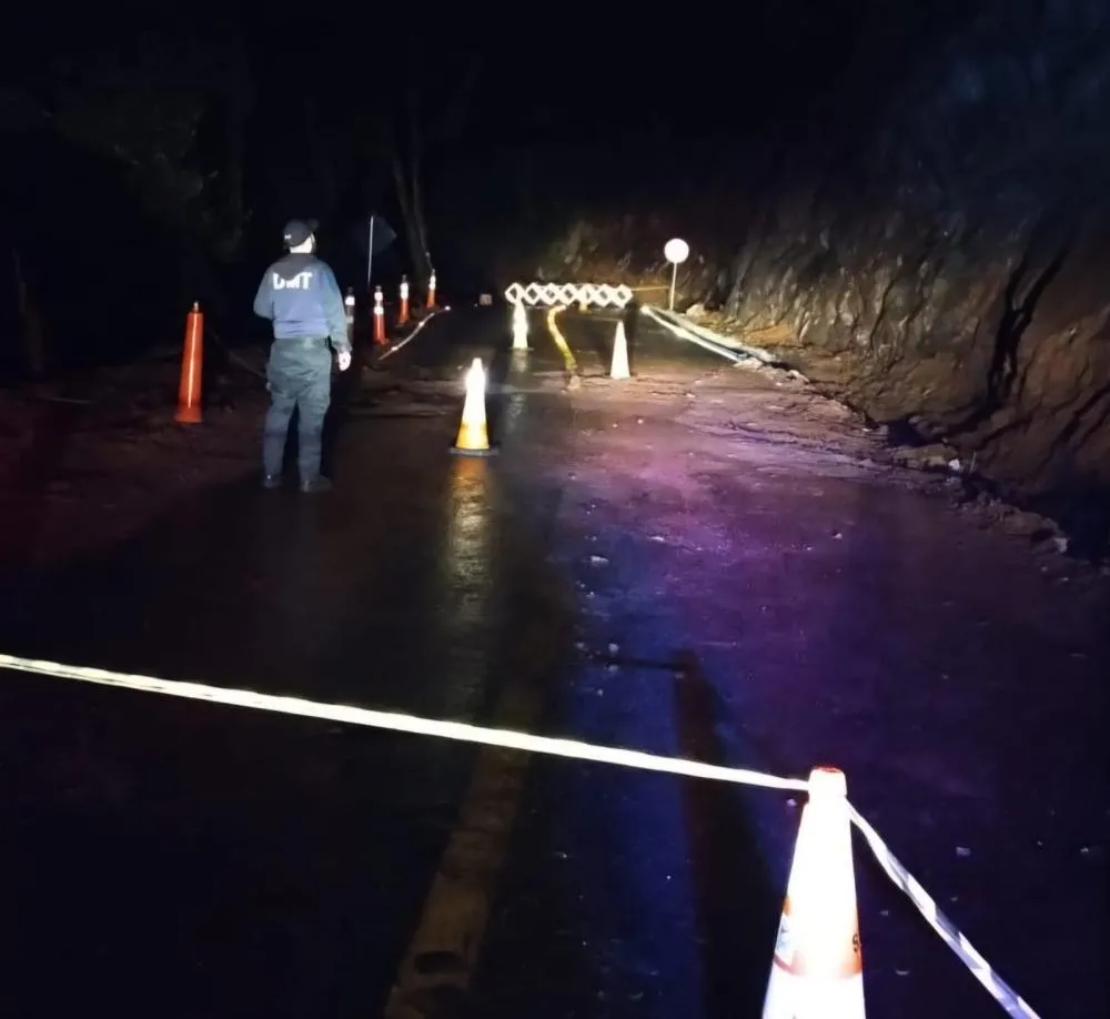 Na rua Ari da Silva houve deslizamento de terra. (Foto: Semseg)