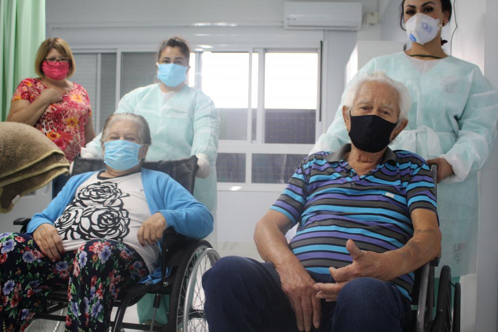 Casal Lauro e Anita lutou contra a Covid-19 por 20 dias e estão voltando juntos para casa