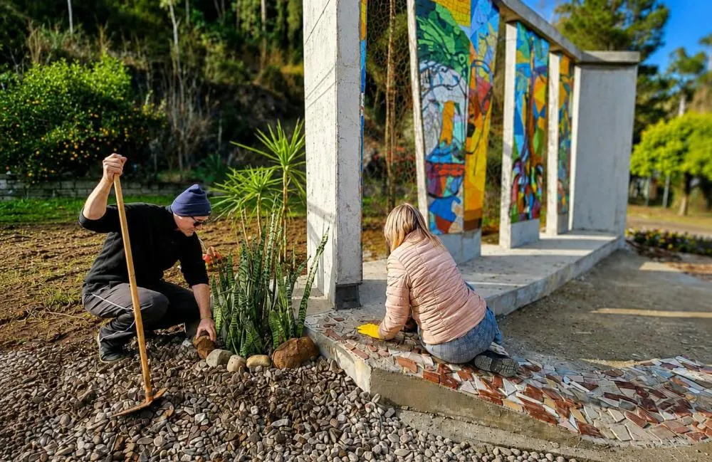 Mural celebra a reconstrução e a união comunitária em Tuiuty