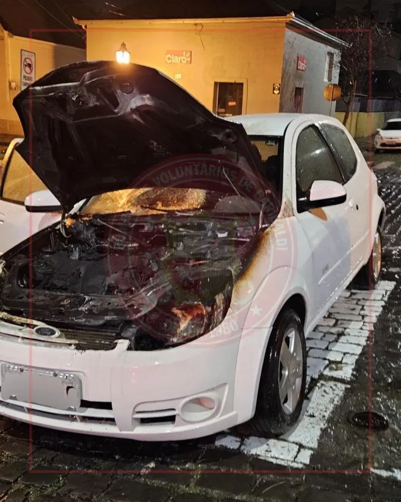 Incêndio atinge motor de carro no Centro