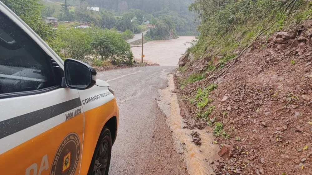 Chuvas e obras provocam bloqueios totais e parciais em rodovias no RS