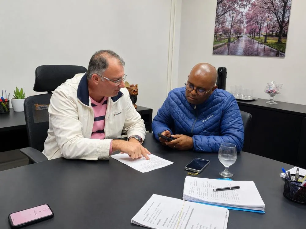 Presidente Zanella recebeu a reportagem do NB Notícias e detalhou os valores da Câmara - Foto: Tchaylen Souza/Câmara de Vereadores