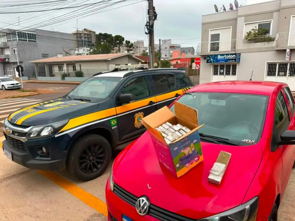 PRF apreende 15 kg de maconha em caixa de piscina inflável