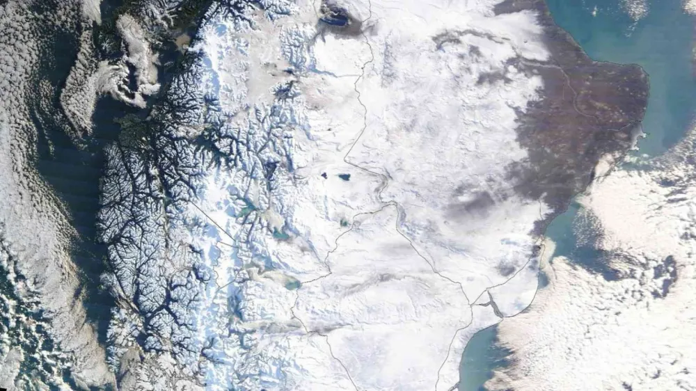 Imagem de satélite mostra extensa área da Patagônia coberta de neve. (Foto: NASA )