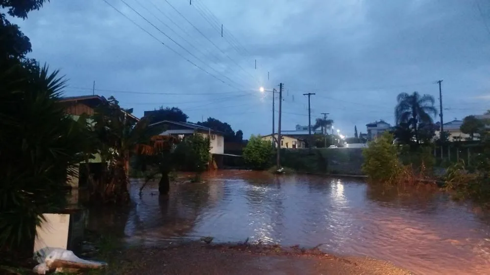 Chuva intensa e ventos fortes provocam estragos em Guaporé