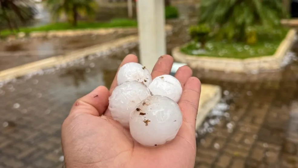 Temporal com granizo destelha mais de mil casas no RS