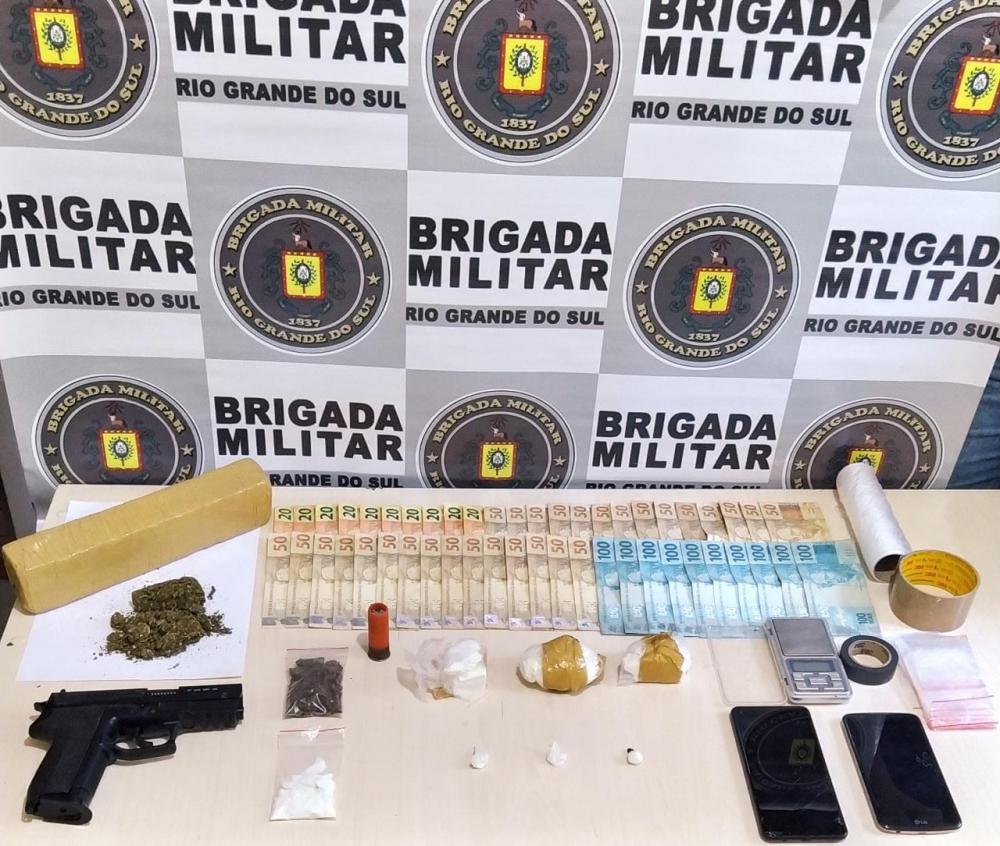 Foram apreendidos 753 gramas de maconha e 173 gramas de cocaína