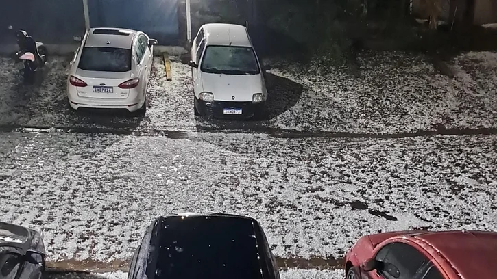 Granizo registrado no bairro Desvio Rizzo, em Caxias do Sul. Rodrigo Fischer / Arquivo Pessoal Granizo registrado no bairro Desvio Rizzo, em Caxias do Sul. Rodrigo Fischer / Arquivo Pessoal Granizo registrado no bairro Desvio Rizzo, em Caxias do Sul. Rodr