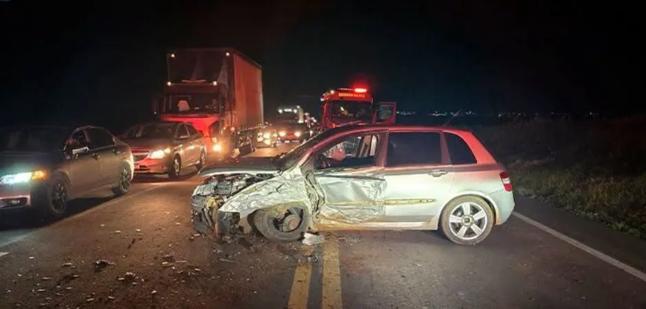 Colisão entre dois carros deixa seis feridos na BR-386