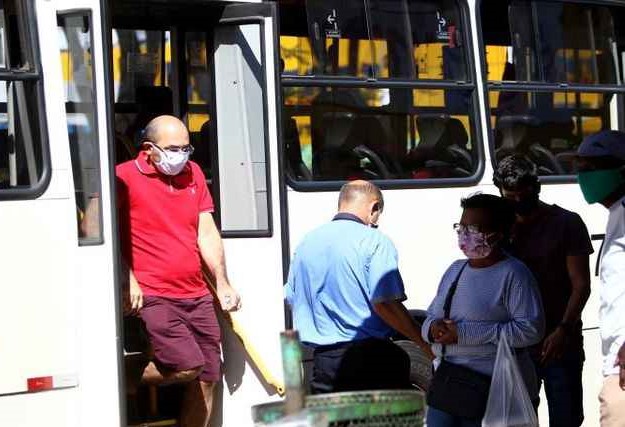 Seis em cada 10 internautas é a favor da multa para quem está sem máscara