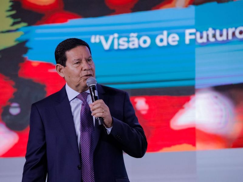 Mourão diz que Lula não vence a eleição porque é 'um político velho'