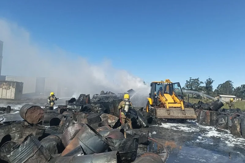 Incêndio causou cenário de destruição em parte da fábrica Incêndio causou cenário de destruição em parte da fábrica. (Foto: CBMRS / Divulgação)